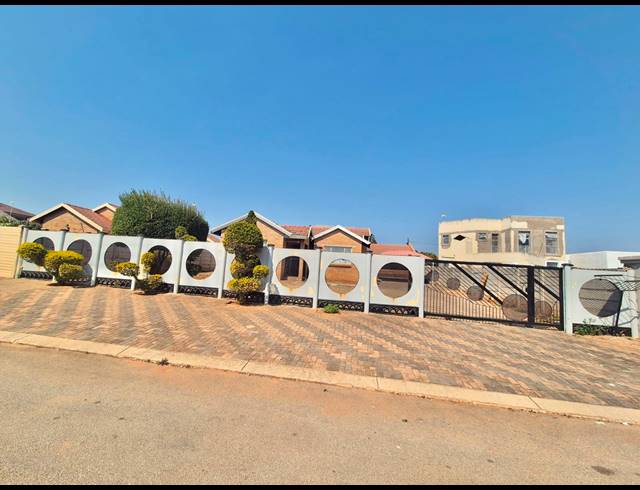 3 BEDROOM HOUSE FOR SALE IN FLORA PARK